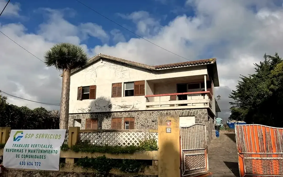 Vivienda en obra con el cartel de GSP Servicios y vallado de seguridad en la entrada